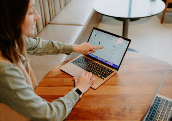 Morgan, Syrup team member, pointing at her laptop while working on b2b marketing